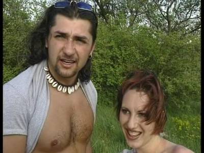 Amateur Luder wird in der Natur in die borstige Fotze gefickt