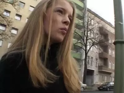 Amateur Nutte mit riesigen Glocken beim intensiven Poppen