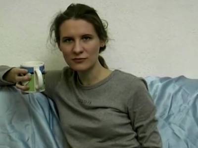 Beim Masturbieren reibt sich die Schlampe die Haarmöse