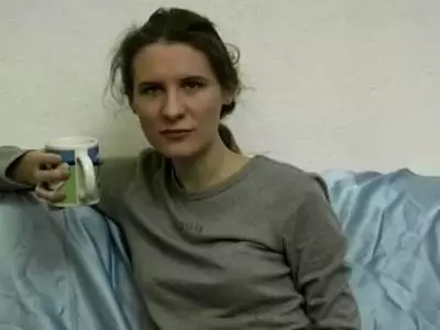 Beim Masturbieren reibt sich die Schlampe die Haarmöse