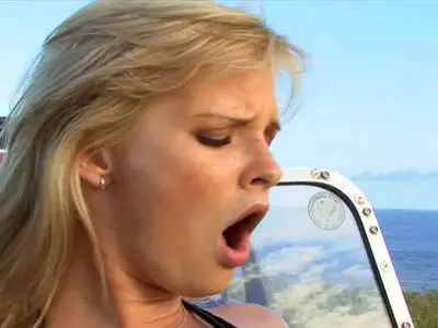 Blondierte Schlampe lässt sich die glatte Fotze vom Typen ficken