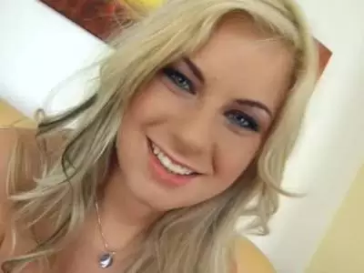 Blondine poppt sich die glatte Möse mit einem Dildo