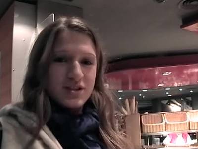 Das geile Girl nagelt draußen mit jedem Lover der ihr über den Weg läuft