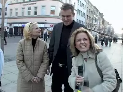 Das scharfe Paar von der Straße poppt für das Boulevard Magazin vor der Kamera auf der Couch