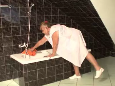 Der Schwanz des Knaben wird durch den Blowjob der dicken Granny richtig hart