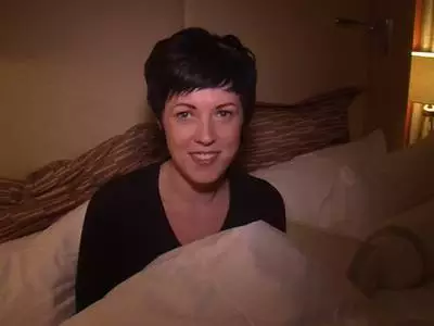 Die Lady leckt sich ihre großen Titten