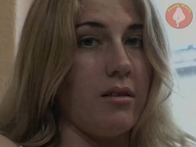 Die sexy hellhaarige Tussi bums sich ihre tropfende Pussy selbst
