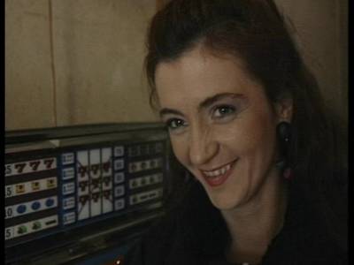 MILF mit kleinen Brüsten wird hart gerammelt