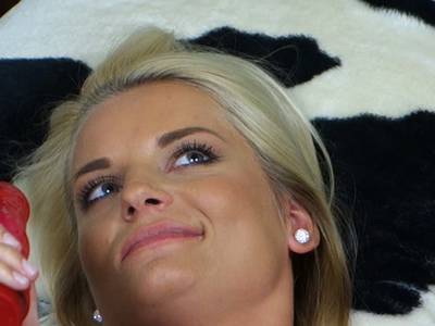 MILF poppt sich ihre Muschi Hardcore mit einem Dildo