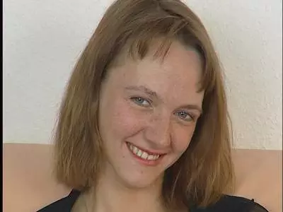 Scharfes Girl präsentiert ihre zarten Hupen