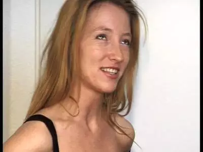 Sexy Katze strippt und wird an ihrerer behaarten Mumu geleckt